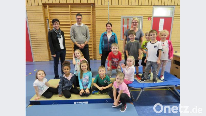 Wenn die Kinder des Purzelvolks in Zukunft vom Trampolin springen. ist durch die neue Niedersprungmatte ein fester Stand gewährleistet. Bürgermeisterin Tanja Schiffmann und Rektor Armin Aichinger (hinten von links) freuten sich mit den Kids über die Verbesserung.. Bild: adj