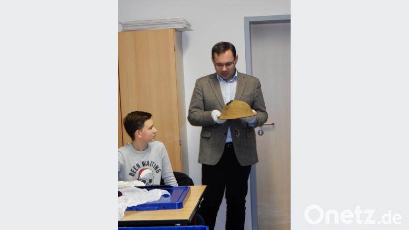 Tobias Hammerl zeigt einen beschädigten Helm. Bild: exb