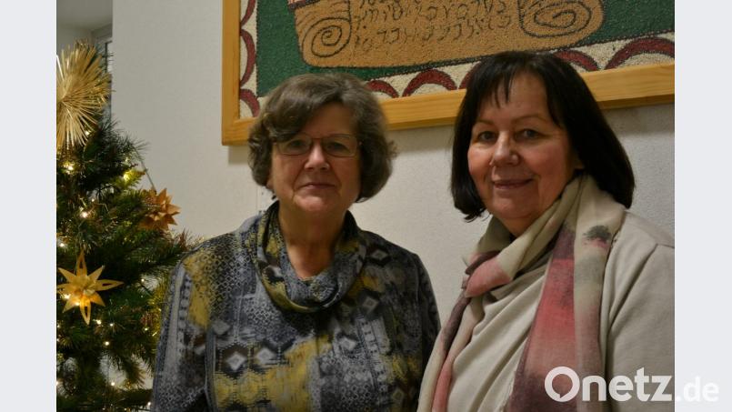 Maria Rother und Elke Burger engagieren sich beim ambulaten Hospizdienst der Caritas Tirschenreuth. Hier feiern sie mit weiteren Ehrenamtlichen Weihnachtsfeier. Bild: szl