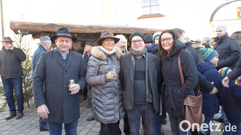 Gratulationscour zum 60. Geburtstag (von links): Kirchenpfleger und Zweiter Bürgermeister Franz Weiß, die Lintacher Pfarrgemeinderatssprecherin Waltraud Glöckner, der Jubilar Pfarrvikar Robert Kratzer und die Wutschdorfer Pfarrgemeinderatssprecherin Johanna Köbler. Bild: jow