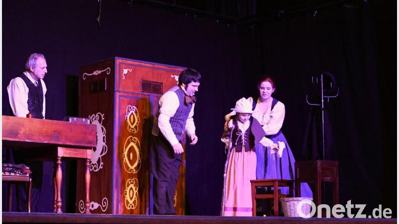 Die kleine Emma ist schwerkrank. Bob Cratchit scheint förmlich daran zu zerbrechen, seiner Tochter nicht aus eigener Kraft helfen zu können. Einen verzweifelten Hilfsappell an seinen Chef Scrooge wehrt dieser ebenso lapidar wie kaltherzig ab. Bild: Freya Stöckl