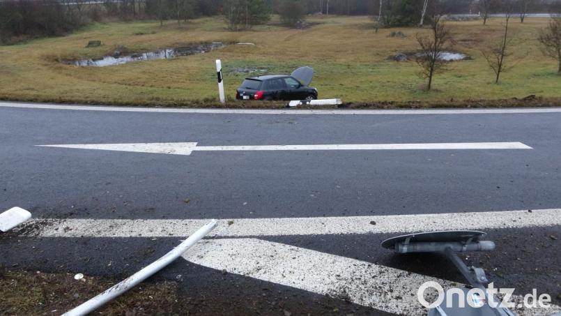 Ein junge Frau landet am Donnerstagvormittag mit ihrem Auto neben der Autobahn. Bild: Peter Nickl