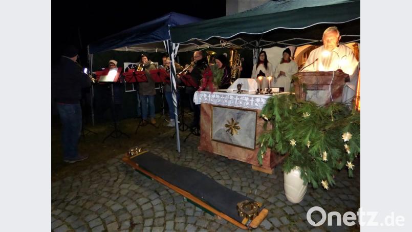 Monsignore Karl Wohlgut (rechts) zelebrierte den Gottesdienst der 20. Hessenreuther Waldweihnacht vor der Filialkirche. Für die sehr schöne musikalische Gestaltung sorgte die Stadtkapelle Eschenbach unter der Leitung von Thomas Murr. Bild: mng