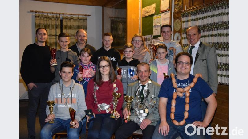 Sportleiter Richard Arnold (zweite Reihe, rechts) gratuliert den erfolgreichen Schützen zu ihren Erfolgen, allen voran dem Jugendschützenkönig Toni Helgert, der Schützenliesl Jana Helgert, Schützenkönig Thomas Zellner und Sebastian Holfelner (sitzend von links), der in zwei Kategorien zum Vizekönig gekürt wurde. Bild: fla