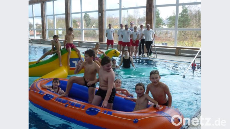 Die Kinder hatten an Heiligabend Riesenspaß im Hallenbad. Bild: bk
