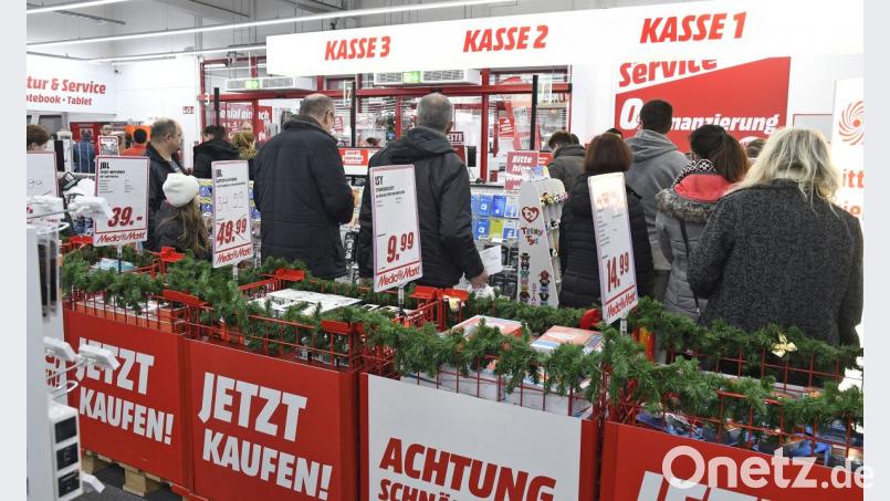 „Jetzt kaufen“: Der Elektromarkt in der Regensburger Straße lockt am Donnerstagvormittag zusätzlich mit einer Rabattaktion. Mit Erfolg. Die Verkäufer haben alle Hände voll zu tun. Bild: Petra Hartl