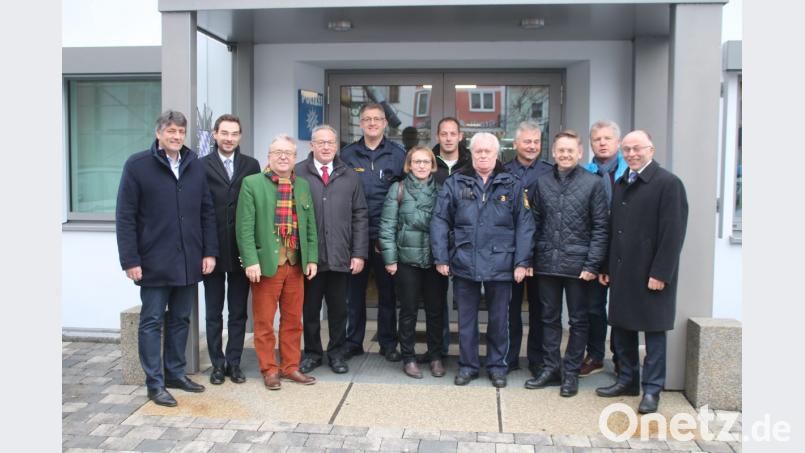 Der CSU Kreisverband stattete der Polizeiinspektion Eschenbach einen Besuch ab und informierte sich über die aktuelle Lage und die Bedürfnisse der Behörde. Bild: sne