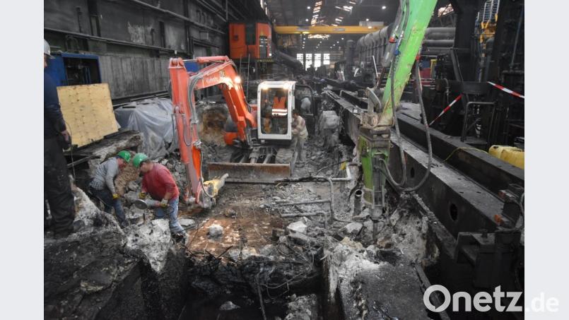 Mit Baggern und Presslufthämmern wird der alte, schadhafte Beton abgebrochen, dann kommt ein neues Fundament unter die Stoßbank. Bild: exb