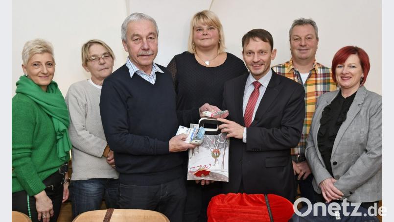 Gerd Donhauser übergibt den Erlös der Weihnachtstombola der Marktkaufleute an Bürgermeister Jens Meyer. Die Aktion unterstützen (hinten von links) Claudia Heindl, Nadja Rothballer, Gertrud Wittmann (Eventmanagerin der Stadt Weiden), Johannes Heindl und Daniela Margraf von der Arbeitsgemeinschaft Christkindlmarkt der Marktkaufleute. Bild: Petra Hartl