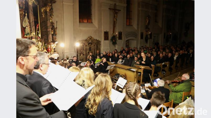 Weihnachtskonzert der katholischen Kirchenmusik in der Pfarrkirche Mariä-Himmelfahrt. Bild: njn