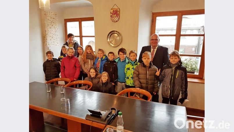 Die 4. Klasse der Grundschule mit Lehrerin Tanja Kruppa und Bürgermeister Klaus Meyer im Rathaus. Bild: enz