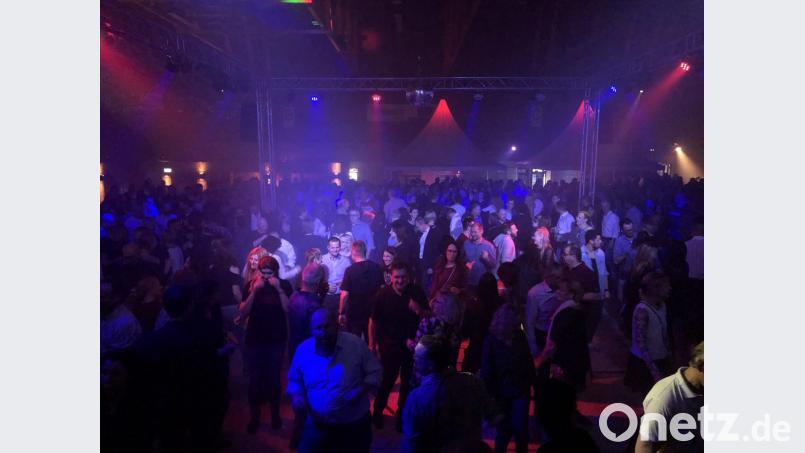 Volle Tanzfläche auf Höllriegl&#039;s Weihnachtsparty. Bild: Kunz
