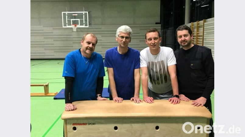Alexander Pilfusek (rechts) gratuliert Hubert Witzl, Karl Kraus und Maximilian Janker (von links) zum Feuerwehr-Fitnessabzeichen. Bild: pi