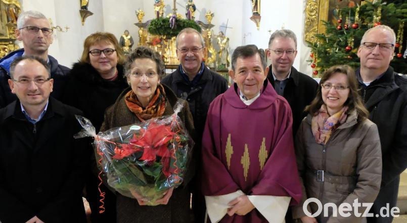 Ein Abschied und ein Willkommen für die Mitglieder der Kirchenverwaltung: Vorne, von links: Stefan Sailer, Dagmar Beuthner, Pfarrer Max Früchtl, Elisabeth Lehner. Hinten, von links: Karl Kraus, Angelika Sellmeyer, Josef Rosner, Harald Bäumler und Markus Wall. Bild: le