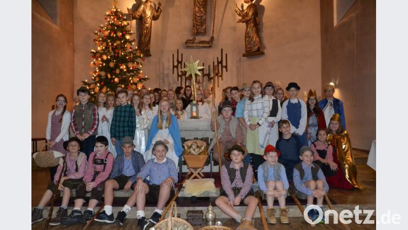 Die Ministranten führen am Heiligen Abend in der Pfarrkirche ein Krippenspiel auf. Bild: gi