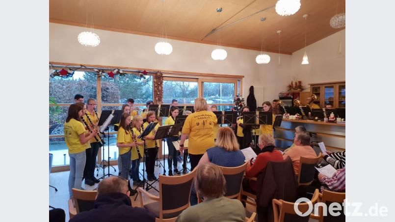 Das Jugendorchester gibt im Café im &quot;Haus der Betreuung und Pflege&quot; in Schlicht ein Weihnachtskonzert. Bild: sak