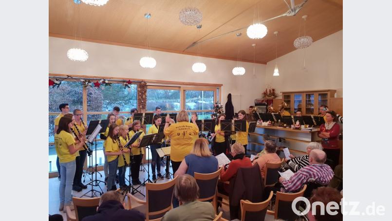Das Jugendorchester gibt im Café im &quot;Haus der Betreuung und Pflege&quot; in Schlicht ein Weihnachtskonzert. Bild: sak