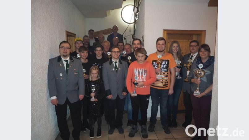 Dank der Spender könnten beim Weihnachtsschießen an die Gewinner tolle Pokale vergeben werden. Bild: gz