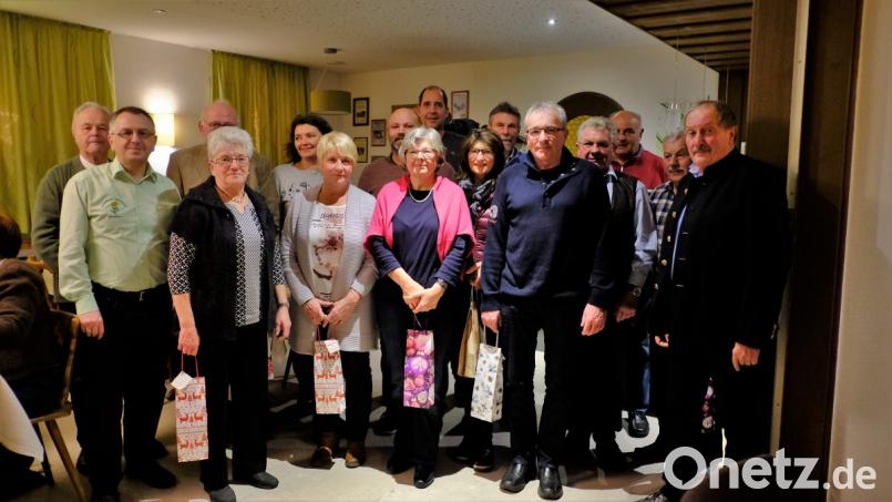 Der OWV Zweigverein Moosbach mit Vorsitzendem Josef Enslein (vorne links) und Stellvertreter Peter Franz ehrte seine Mitglieder für besondere Verdienste. Bild: gi