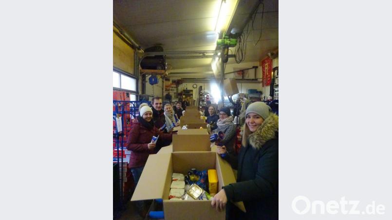 Die Pfadfinder Windischeschenbach packen für die Weihnachtstrucker-Aktion: Jeder packte &quot;seinen&quot; Gegenstand an einen bestimmten Platz im Karton. Bild: wrm
