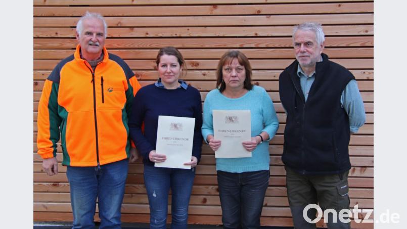 Stefan Bösl (links) und Hans Hann (rechts) gratulierten Judith Schemela und Waltraud Schmauß (von links) zu Dienstjubiläen. Sie arbeiten seit 25 beziehungsweise 40 Jahren beim Forst. Bild: nm Bild: nm