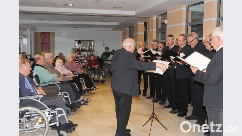 Die Senioren freuten sich über die Beiträge des Gesang- und Orchestervereins Schönsee unter der Leitung von Andreas Wirnshofer. Bild: frd