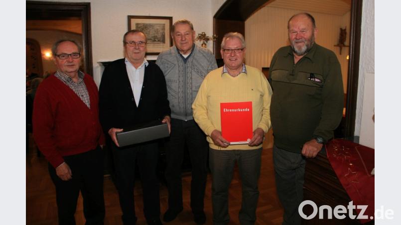 In den Mittelpunkt der Jahresabschlussfeier rückt die Übergabe der Auszeichnungen. Im Bild (von links) stellvertretender Vorsitzender Erich Hader, Günter Weber, Hans Thoma, Manfred Würstl und Kreisvorsitzender Karlheinz Zandt. Bild: wro