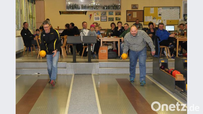 Mit dem ersten Schub eröffnen der Vorsitzende des SKC Schmidgaden, Gerhard Müller (links) und Schirmherr Thomas Wilhelm (rechts) das 39. Gemeindekegelpokalturnier. Bild: ral