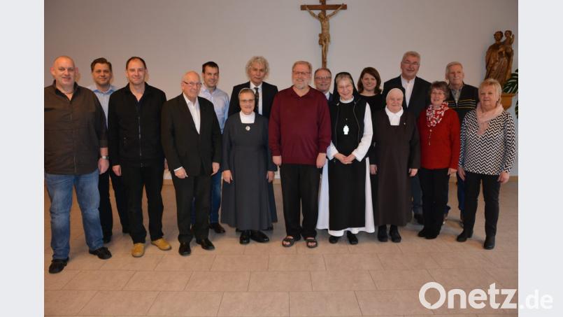 Eine große Anzahl von Glückwünschen erhielt der Konnersreuther Pfarrseelsorger Pater Benedikt Leitmayr. Im Bild (von links) Pfarrgemeinderatsvorsitzender Richard Härtl, Kirchenchorleiter Matthias Schraml, Kirchenpfleger Otto Hofmann, Pater Friedhelm Czinczoll, Andreas Malzer, Schwester Antonia, Landrat Wolfgang Lippert, Pater Benedikt Leitmayr, Bürgermeister Max Bindl, Äbtissin Laetitia Fech, Kinderhausleiterin Imke Steinert, Schwester Oberin Hedwigis (Kloster Theresianum), Robert Kutzer, Pfarrsekretärin Gudrun Schiml, Andreas Leitmayr, der Bruder des Jubilars, und Elisabeth Kien (KAB). Bild: jr