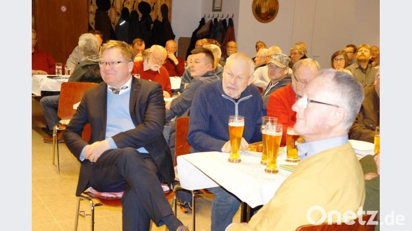 Oberbürgermeister Michael Cerny Links) lobte den Einsatz des Fischereivereins
für Natur und Umwelt. Bild: oe