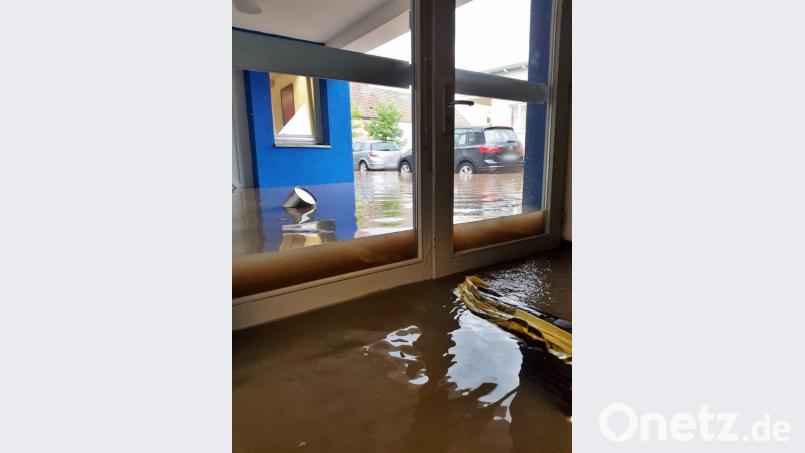 Die Raiffeisenbank in Pressath steht unter Wasser. Gewaltige Gewitter gehören auch zum Wetter-Mix 2018. Bild: jma