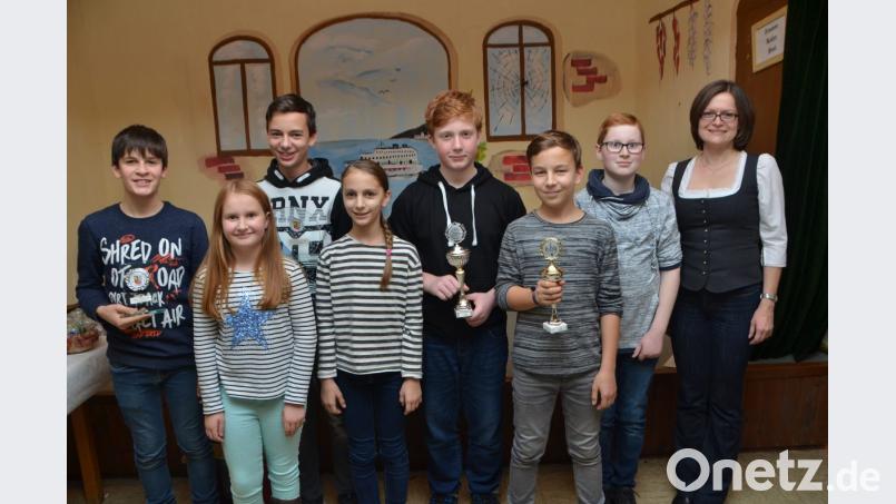 Jugendleiterin Michaela Haubner (rechts) zeigt viel Fingerspitzengefühl wenn es um die Ausbildung des Nachwuchses bei den "Edelweiß"-Schützen geht. Alexander Ram aus Zieglmühle (Dritter von rechts) war der beste Nachwuchsschütze. Bild: dob