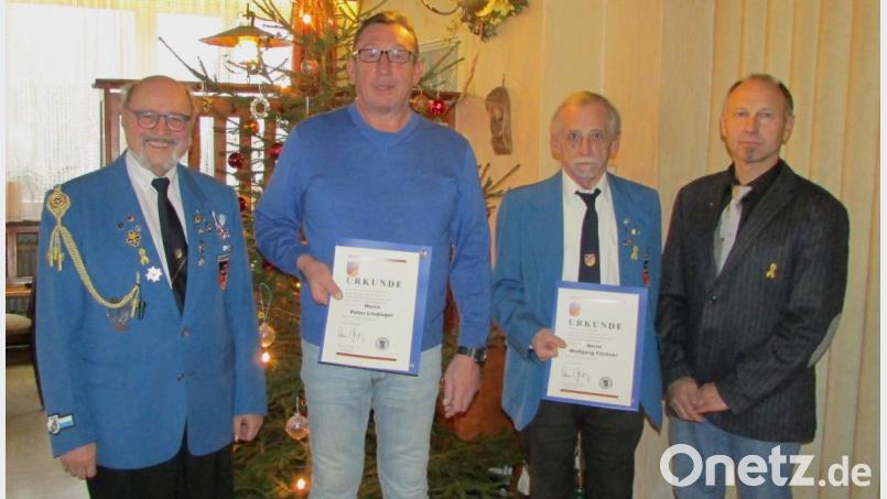 Ehrennadeln und Urkunden für langjährige Mitgliedschaft übergeben RK-Vorsitzender Bruno Salomon (links) und Kreisgruppen-Vorsitzender Manfred Zettl (rechts) an Peter Lindinger (Zweiter von links) und Wolfgang Filchner. Bild: kdi