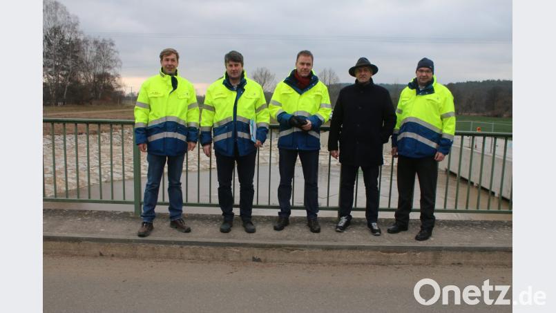 Andreas Ettl (WWA), Helmut Schaller (WWA), Staatsreferent Patrick Giebel, Bürgermeister Edgar Knobloch und Mathias Rosemüller eröffneten die neue Wehranlage in Hütten. Bild: sne