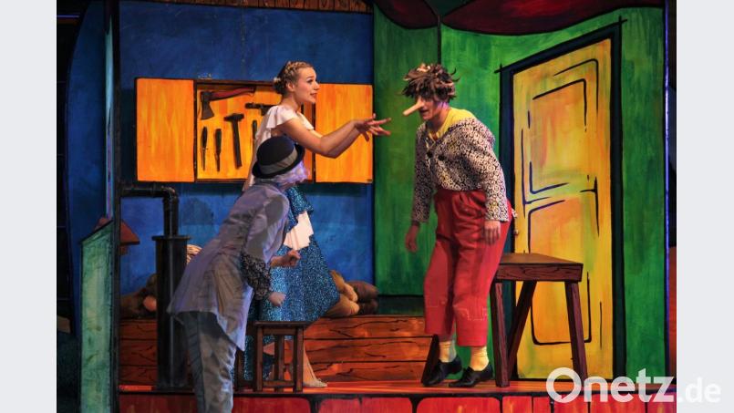 Zauberei: Die blaue Fee haucht der Marionette etwas Leben in das Pinienholz. Bild: Dagmar Williamson [dwi]