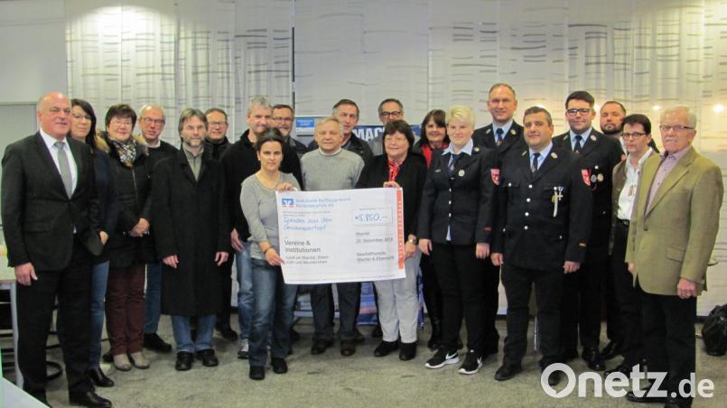 Filialleiter Theodor Körner (links) übergibt in der Manteler Filiale der Volksbank-Raiffeisenbank Nordoberpfalz an Vereine und Organisationen aus Mantel, Etzenricht und Neunkirchen Spenden von insgesamt 5850 Euro. Bild: sei