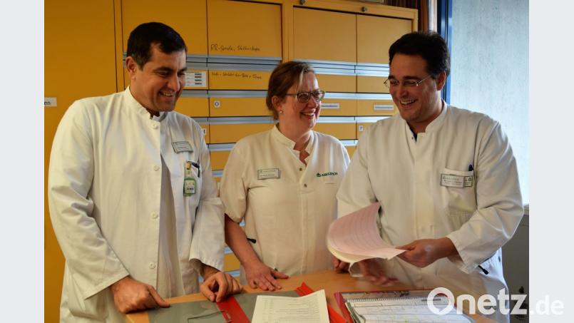Stanislav Fezev (links) komplettiert das Team der Inneren Medizin an der Asklepios-Klinik in Oberviechtach. Mit im Bild ärztlicher Direktor Dr. Christian Glöckner und Funktionsoberärztin Eva-Maria Zitzmann. Bild: Bernhard Krebs