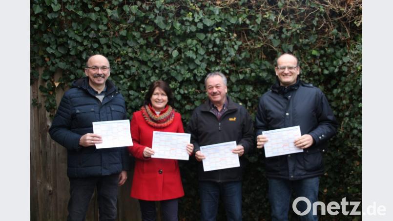 Die Vorsitzende der Freien Wähler Kastl Elisabeth Streng sowie ihr Stellvertreter Walter Zimmermann (links) stellen das Kastler Kalenderblatt 2019 vor, das Michael Kraus (Zweiter von rechts) und Gerhard Dobmeier (rechts) erstellt haben. Bild: exb