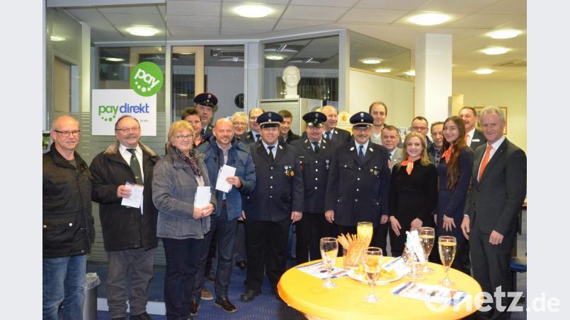Vorstand Robert Stahl überreicht mit seinen Mitarbeitern Gerhard Uschold, Annalena Kiesl und Isabella Steiner (von rechts) mit Geldscheinen gefüllte Kuverts. Bild: fjo