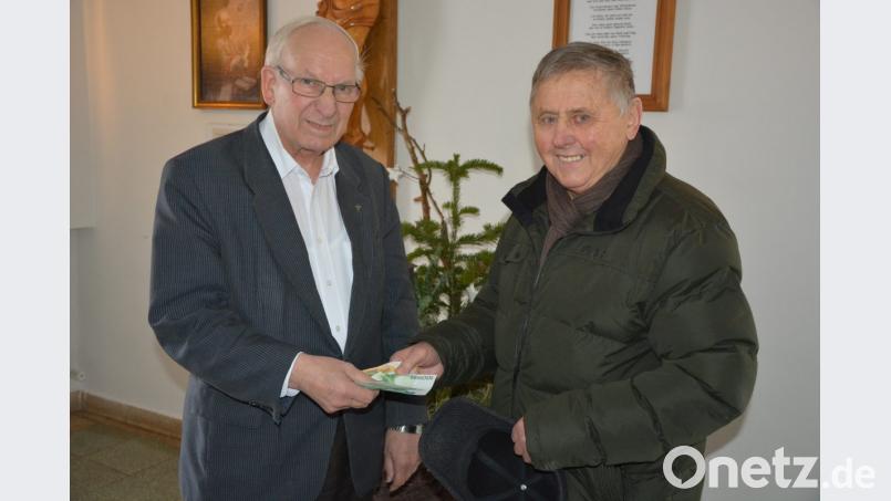 Organisator Toni Krämer (rechts) überreicht an Kapplpfarrer Pater Friedhelm Czinczoll eine Spende in Höhe von 250 Euro. Bild: jr
