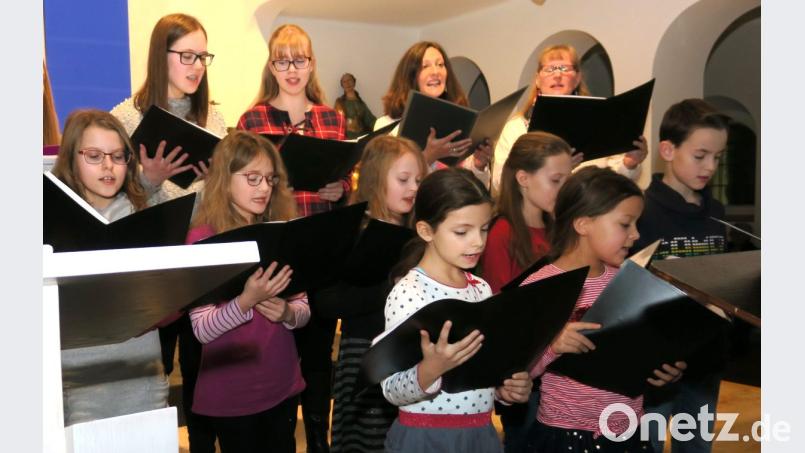 Der Kinderchor des Sängerbundes nahm die Zuhörer mit auf die Reise ins Winterwunderland. Bild: Hirsch