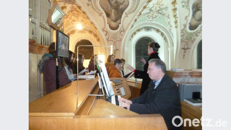 Harald Bäumler ist an der Orgel voll in seinem Element. Bild: kwl