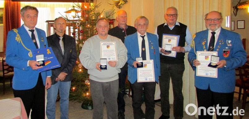 Ehrenmedaillen gibt es für verdiente Vorstandsmitglieder der Reservistenkameradschaft Waldsassen. Im Bild (von links) Gerhard Bötzl, Manfred Zettl, Michael Filchner, Ernst Baumgartner, Wolfgang Filchner, Siegfried Beyer und Bruno Salomon. Bild: kdi