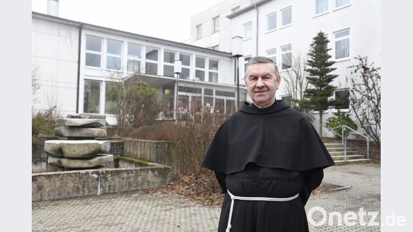Pater Sigmund wird die Bewohner des Hospiz St. Felix seelsorgerlich betreuen. Nach der Einweihung am 1. Februar nimmt die Einrichtung im ehemaligen Krankenhaus am 11. Februar den Betrieb auf. Bild: Petra Hartl