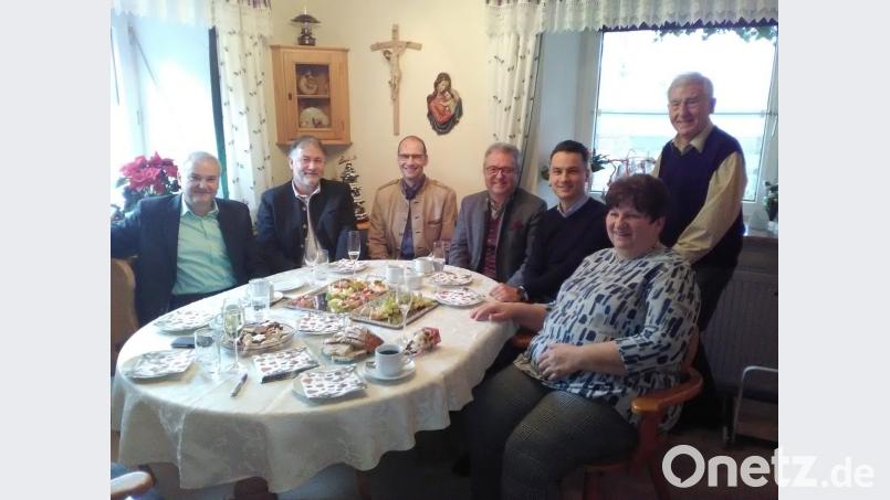 Zahlreiche Gratulantenten überbrachten Christa Söllner zum 65. Geburtstag ihre Glückwünsche. (von links): Stellvertretender Landrat Günther Kopp, BBV-Geschäftsführer Ulrich Härtl, BBV-Obmann Ely Eibisch, Kreistagsfraktionsvorsitzender Toni Dutz und deren Geschäftsführer Bernhard Söllner und Bürgermeister Ludwig König. Bild: ld