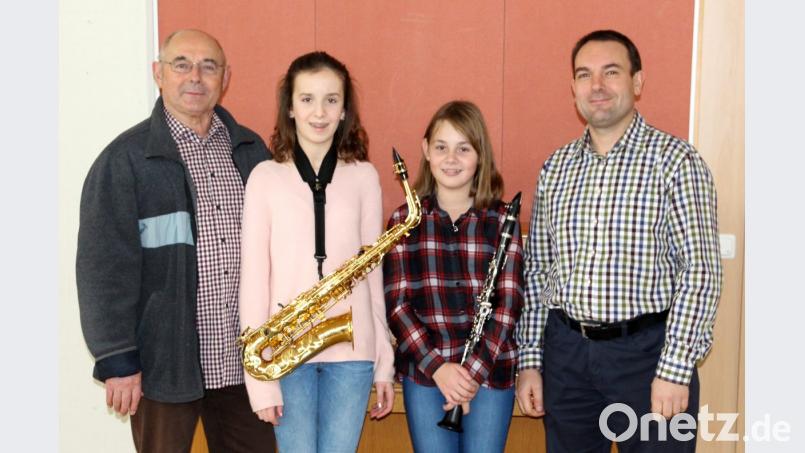 Groß war die Freunde des Vorsitzenden der Jugendblaskapelle Joseph Ferstl (links) und des Ausbilders Stefan Neger (rechts) über den "ausgezeichenten Erfolg" der jungen Solistinnen Pia Fuchs (Klarinette) und Lena Troidl (Saxophon) beim diesjährigen Bezirksentscheid im Solo-/Duo-Wettbewerb „concertino“ des Bayerischen Blasmusikverbandes. Bild: bph