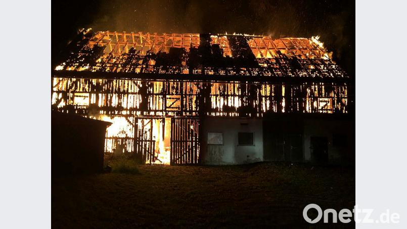 Feuerwehrleute in Vöslesrieth sind machtlos gegen diese Flammen, denen eine Lagerhalle zum Opfer fällt. Was zu diesem Zeitpunkt keiner ahnt: Den Brand hat ein Floriansjünger gelegt. Bild: dob