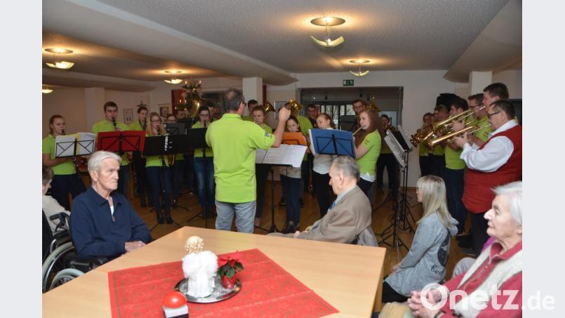 Am ersten Weihnachtsfeiertag bringen die Musikanten der Roggensteiner Jugendkapelle echte Weihnachtsfreude zu den Senioren ins Walter-Siegert-Caritasheim. Bild: dob