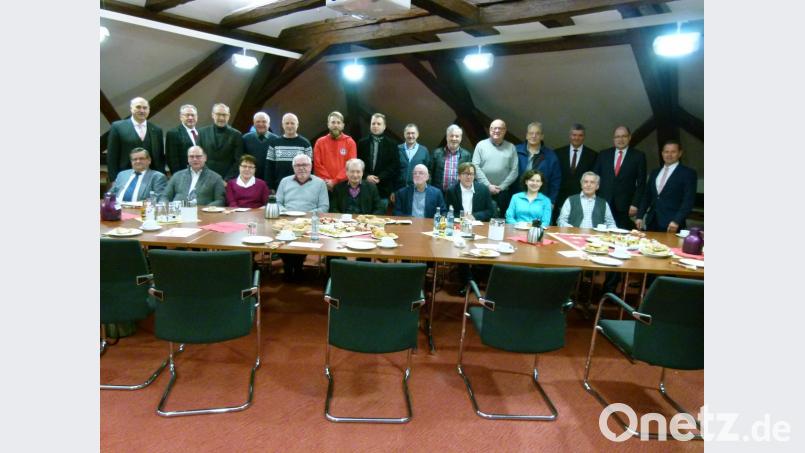 Sparkassen-Vorstandsvorsitzender Josef Pflaum (stehend, von links), die Bürgermeister Klaus Lehl, Karl Lorenz und Peter Lehr, (von rechts) Vorstandsmitglied Gerhard Hösl, Kundenberater Hans Zach und Filialdirektor Wolfgang Busch sowie Dieter Kies (sitzend, links) vom Stadtverband würdigen das ehrenamtliche Engagement der Vereine und Institutionen, die das Geldinstitut bei der dritten Spendenrunde 2018 mit insgesamt 6200 Euro unterstützt. Bild: rn