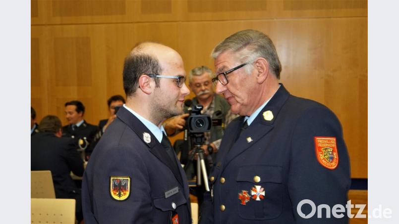 Sieht aus, als ob es gleich zum Duell oder in den Ring geht. Der Wechsel von Kreisbrandrat Richard Meier (rechts) zu seinem Nachfolger Marco Saller verläuft aber friedlich. Bild: arw